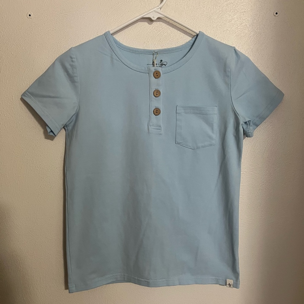 LOVE + GROW Clothing Co Classic Wood Button Pocket Tee Baby Blue Boys Size L NWT